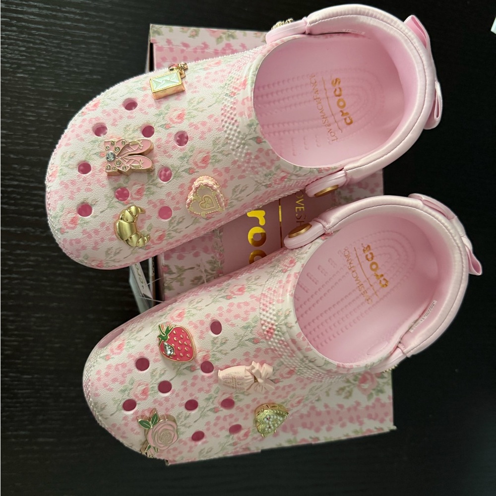 NWT 🎀 LoveShackFancy 🎀 x Crocs Pink Classic Clog size 8 - Picture 2 of 8